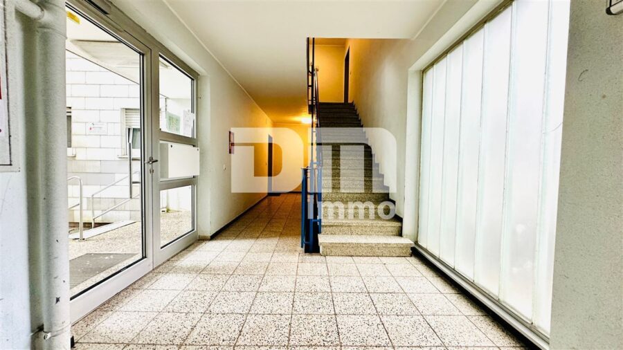 Schöne gepflegte und modernisierte Etagenwohnung mit Balkon - Treppenaufgang